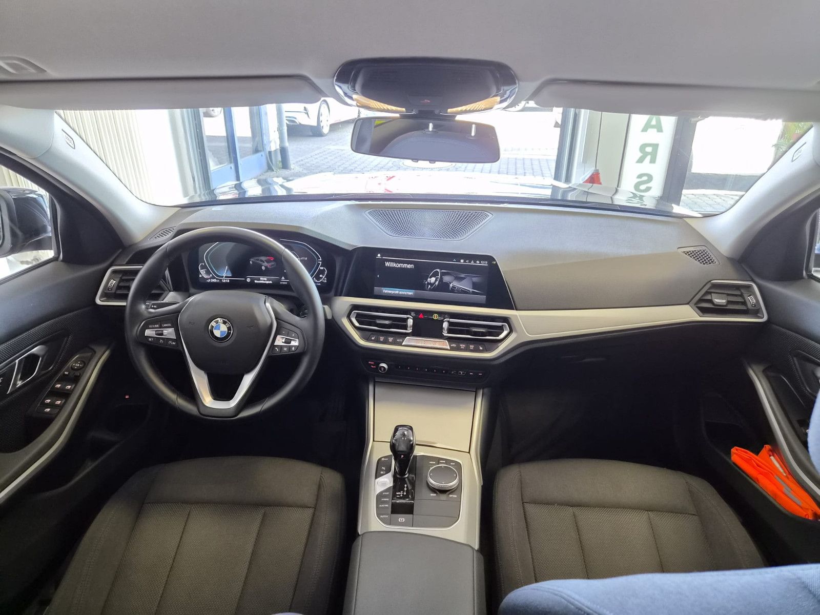 Fahrzeugabbildung BMW 330 e Advantage / NAVI / KLIMA / Garantie