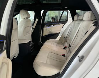 Fahrzeugabbildung BMW 530d Tour Sport Line HI-FI Pano M Sportfahrwerk