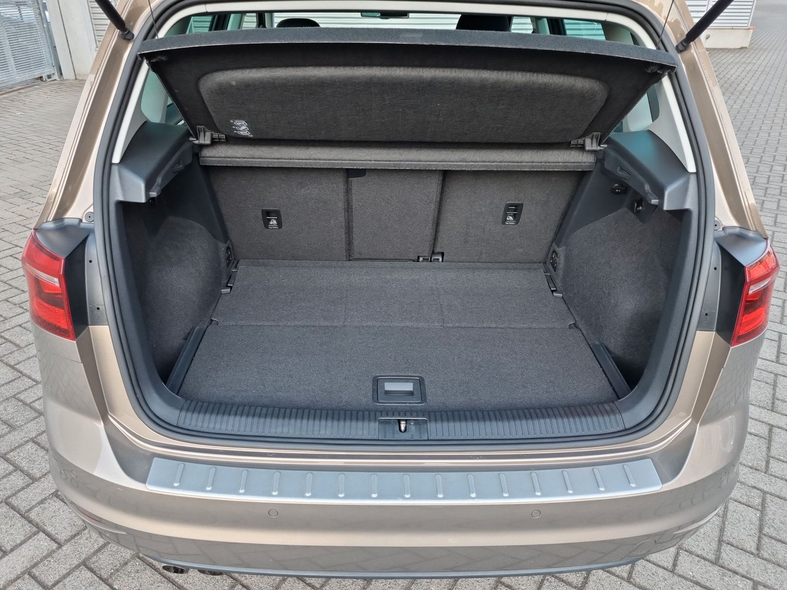 Fahrzeugabbildung Volkswagen Golf Sportsvan 1.4 TSI DSG Highline XENON STANDH