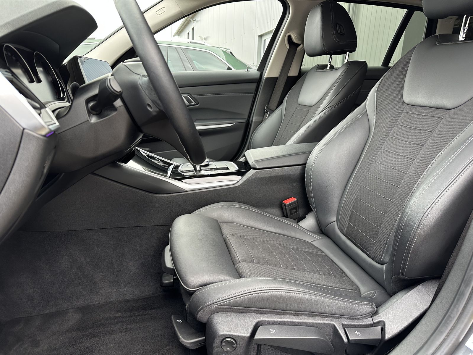 Fahrzeugabbildung BMW 320i Touring Sport-Line NAV+LED+TEMPOMAT+KAMERA