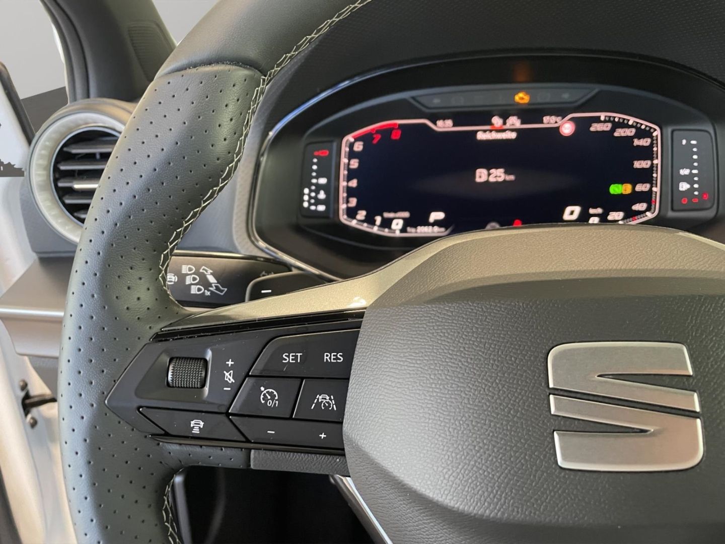 Fahrzeugabbildung SEAT Ibiza 1.0 TSI 85 kW FR Navi Digitales Cockpit LE