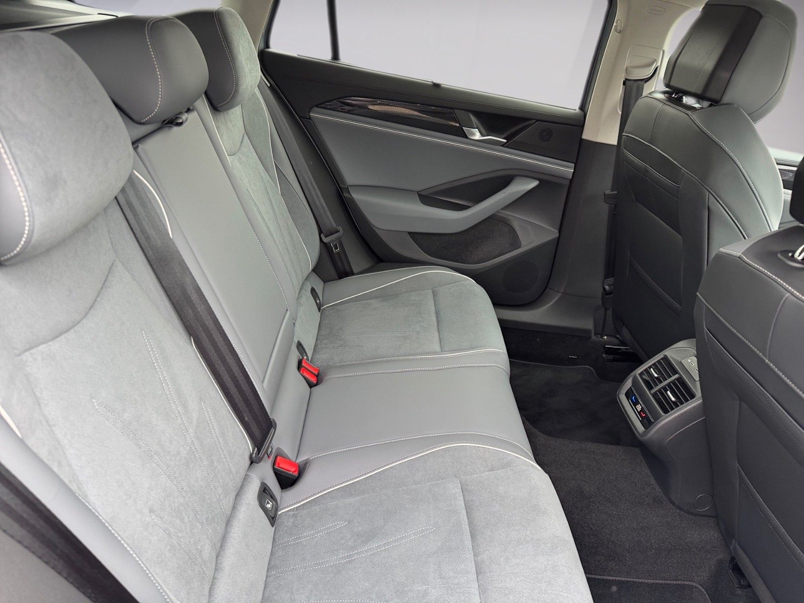 Fahrzeugabbildung Volkswagen Passat Variant 1.5 eTSI Business