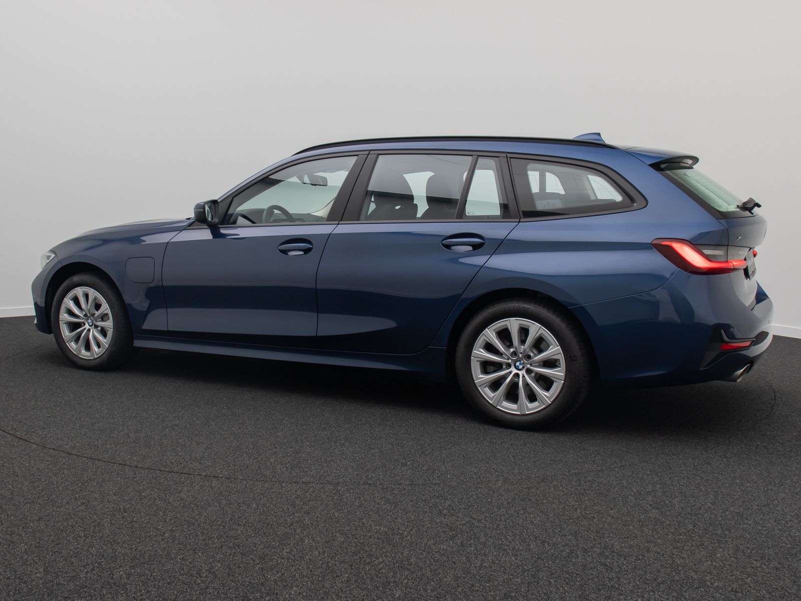 Fahrzeugabbildung BMW 330e xD Alarm DAB Komfort WLAN PDC Sport Leder