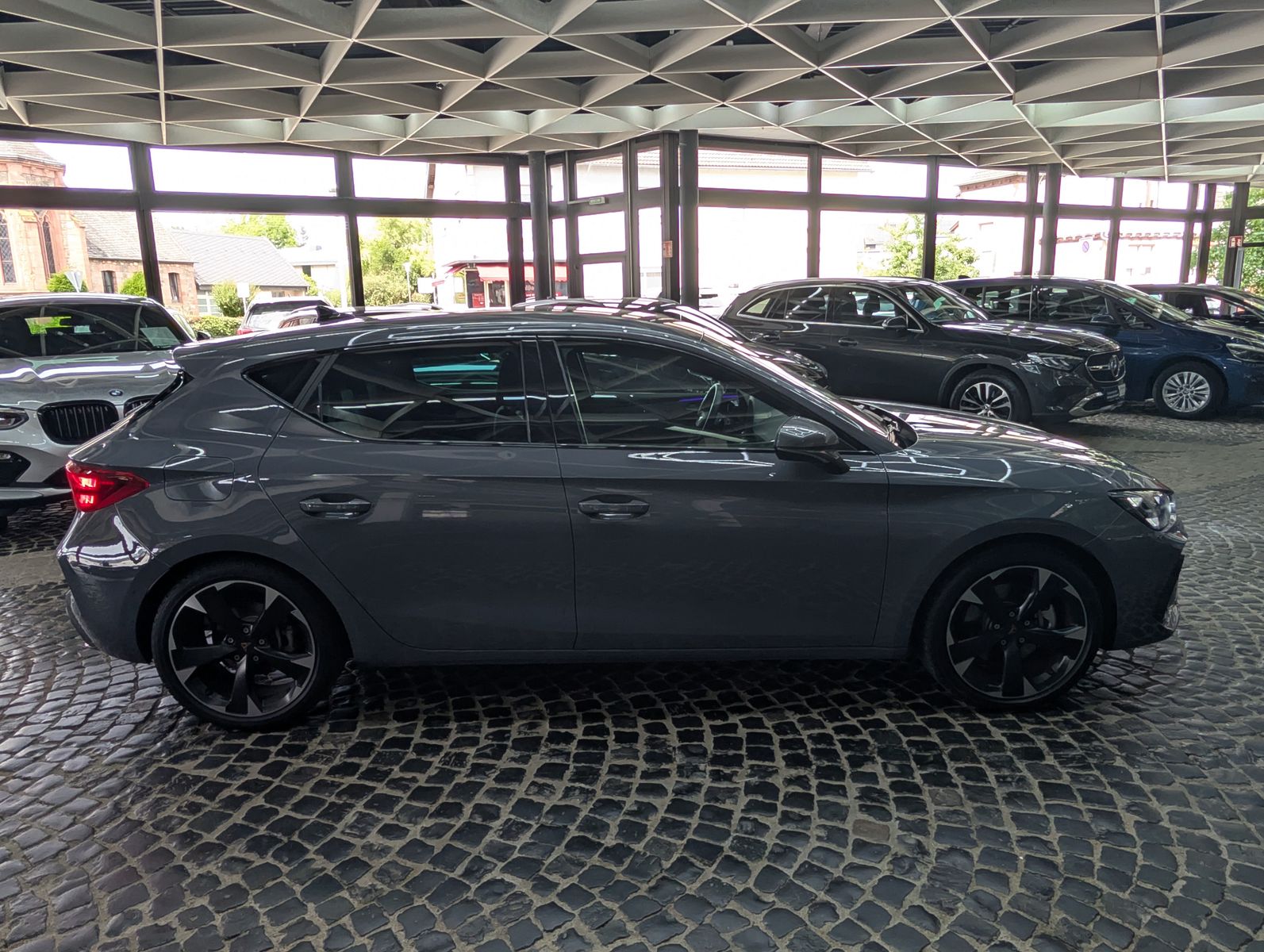 Fahrzeugabbildung CUPRA Leon 1.5 e-Hybrid ACC APP MATRIX EDGE SoH100%