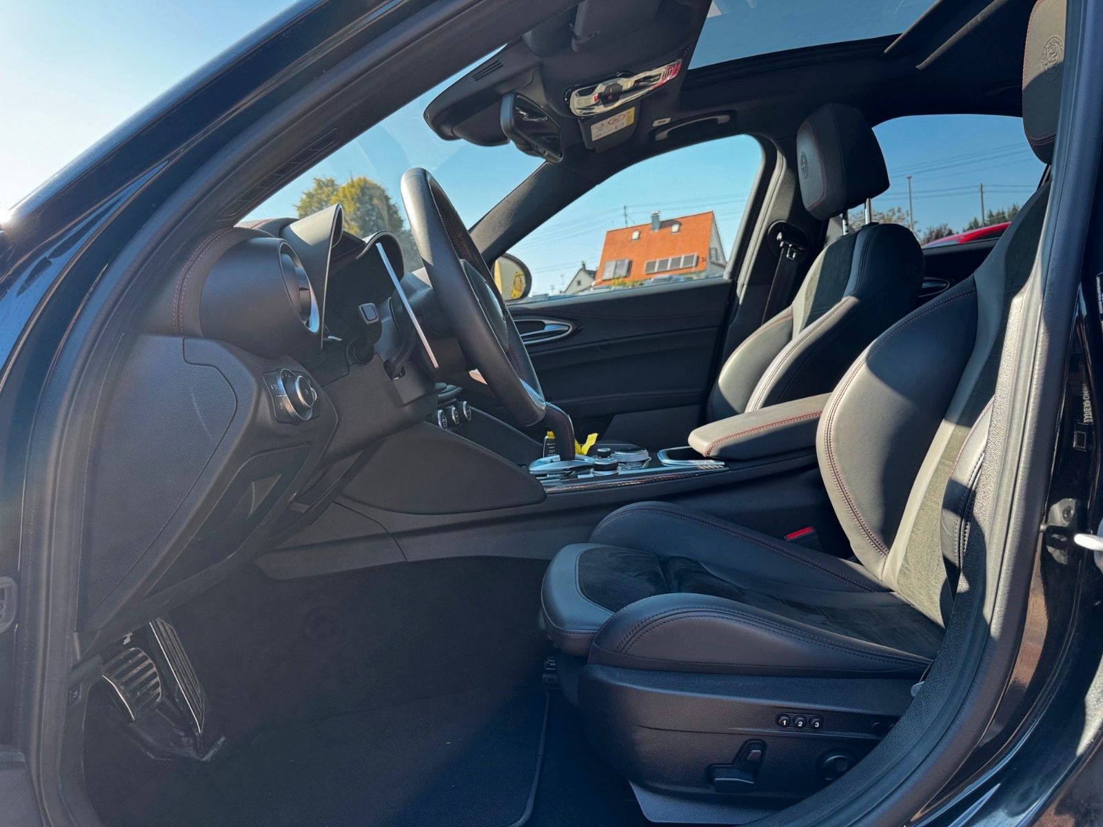 Fahrzeugabbildung Alfa Romeo Giulia 280 PS Q4 Estrema Panorama Navi Carbon