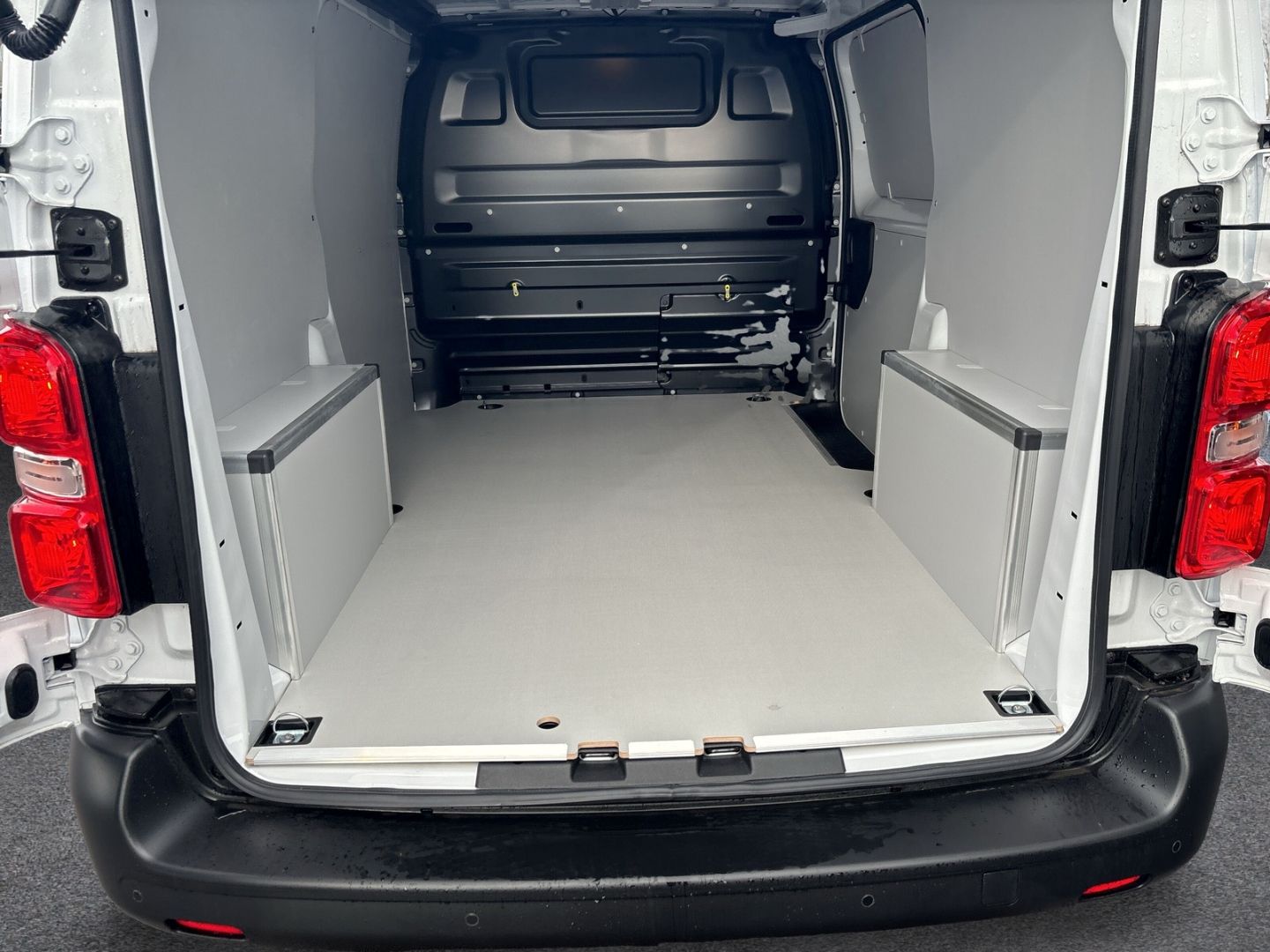 Fahrzeugabbildung Peugeot Expert Kasten Standard Elektromotor *ConnectNav-