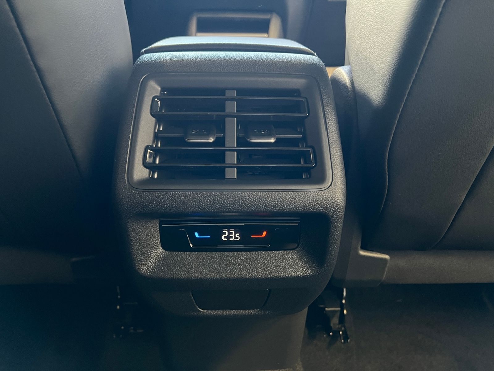 Fahrzeugabbildung Volkswagen Tiguan Life 2.0 TDI DSG *AHK, LED, Kamera, 18''-