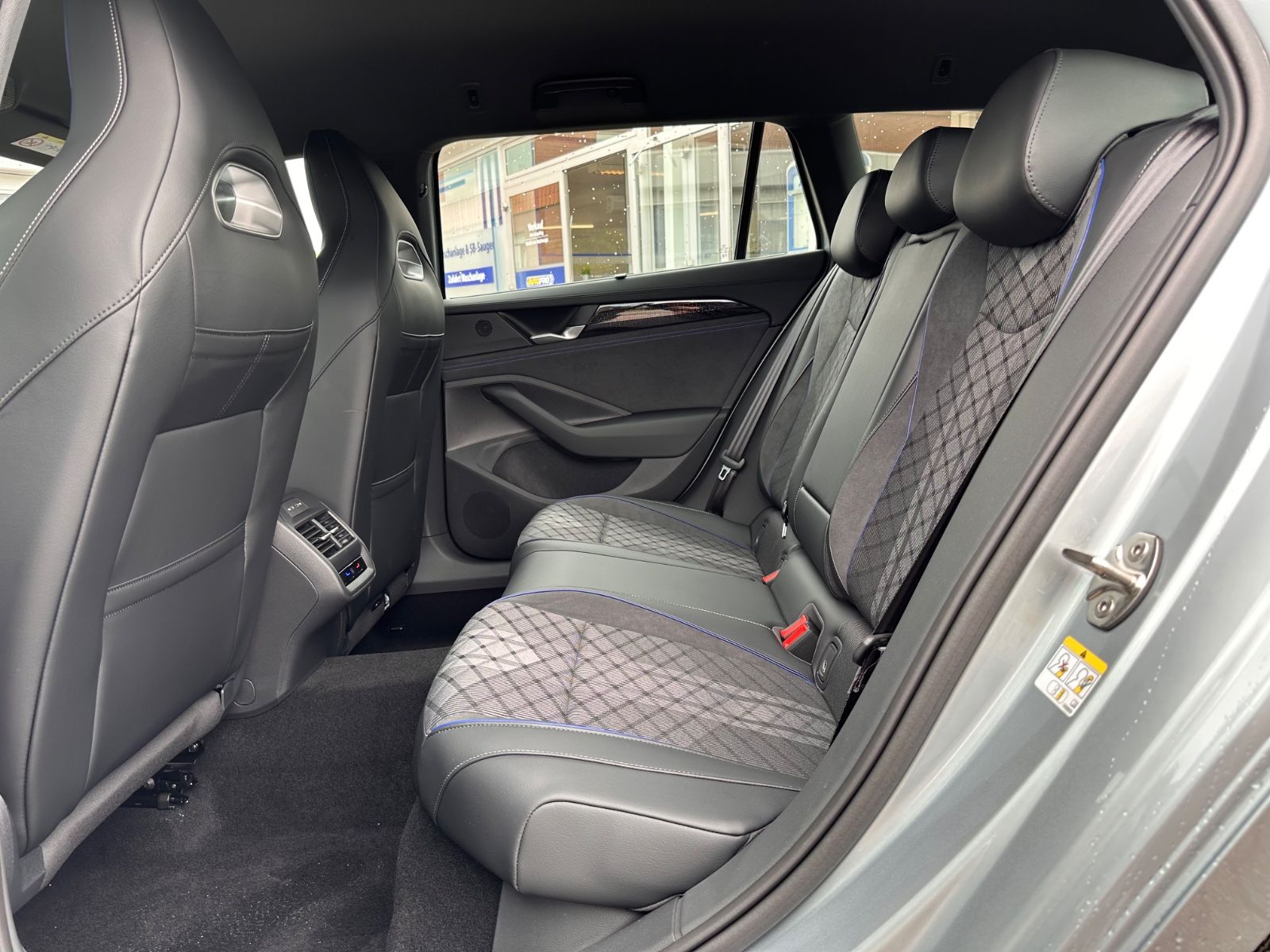 Fahrzeugabbildung Volkswagen Passat Variant 2.0 TDI 4M R-Line Matrix/AHK/Navi