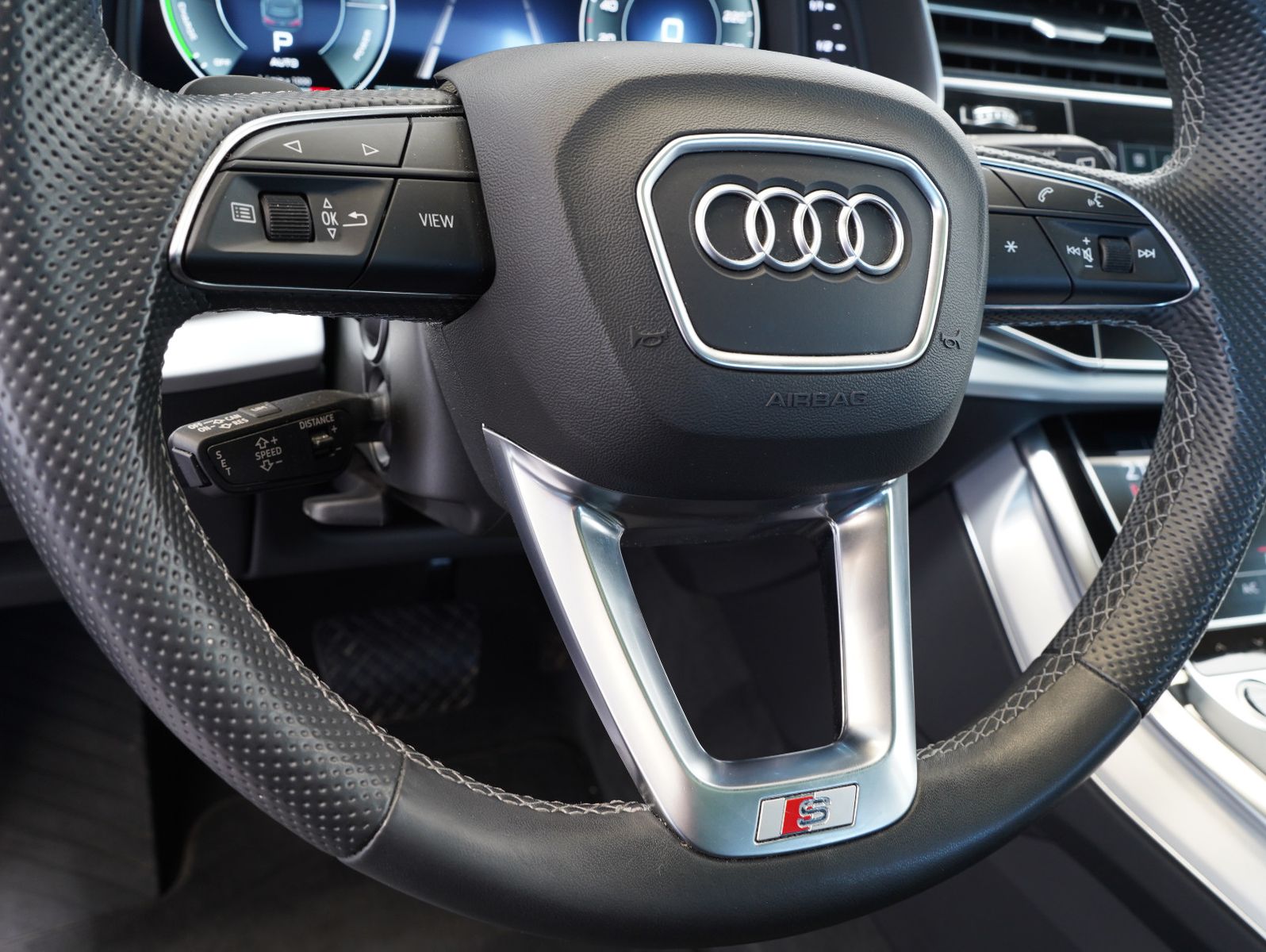 Fahrzeugabbildung Audi Q7 55 TFSI e quattro S line Sport / Plus BLACK