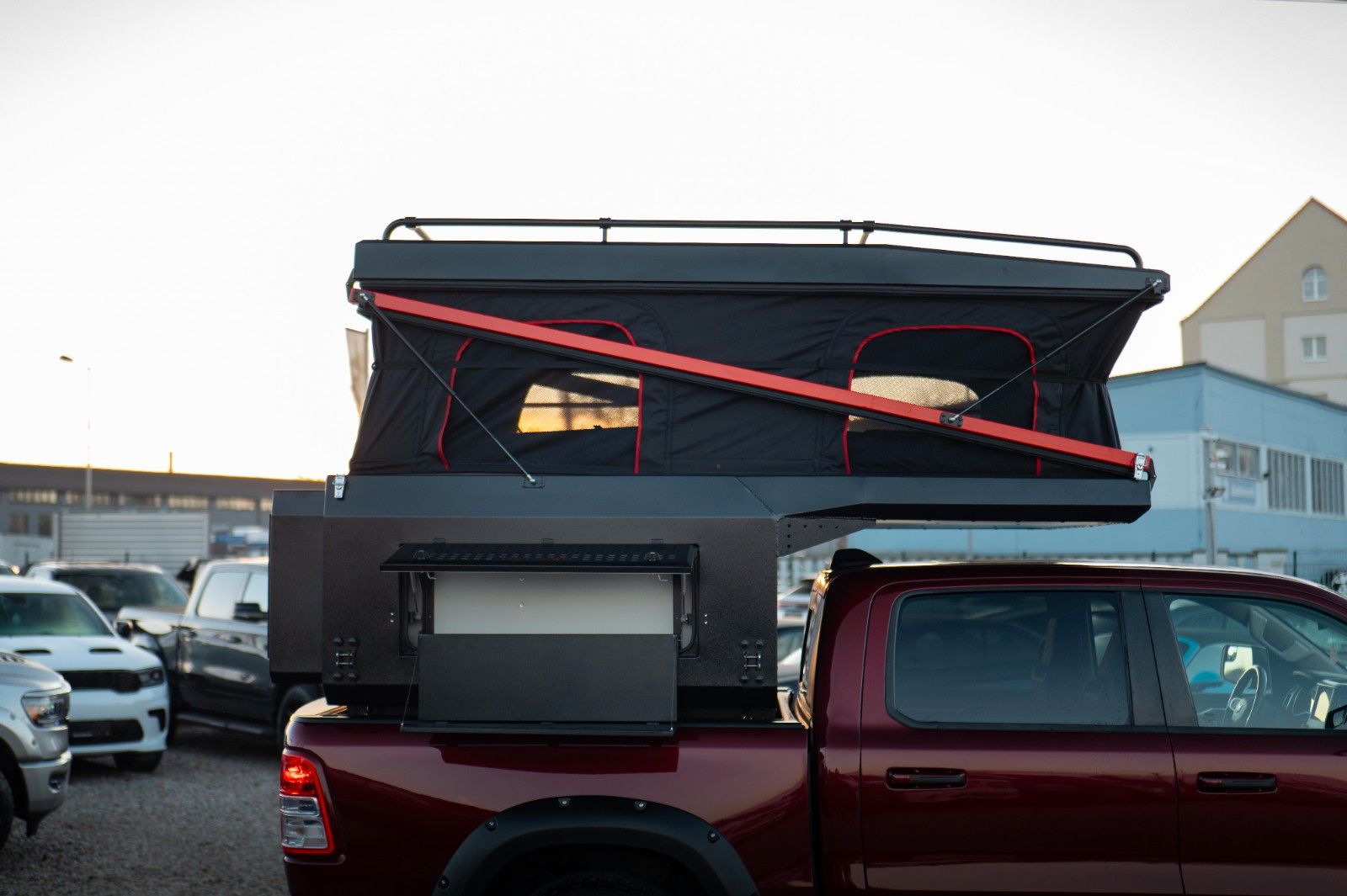 Fahrzeugabbildung Dodge RAM 5.7 V8 4x4 + DECAMP BACKPACK Camper Autark