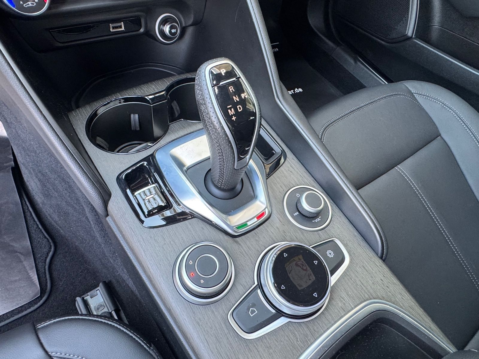 Fahrzeugabbildung Alfa Romeo Giulia Ti Q4/MEMORY/ACC/NAVI/KAMERA/LEDER/