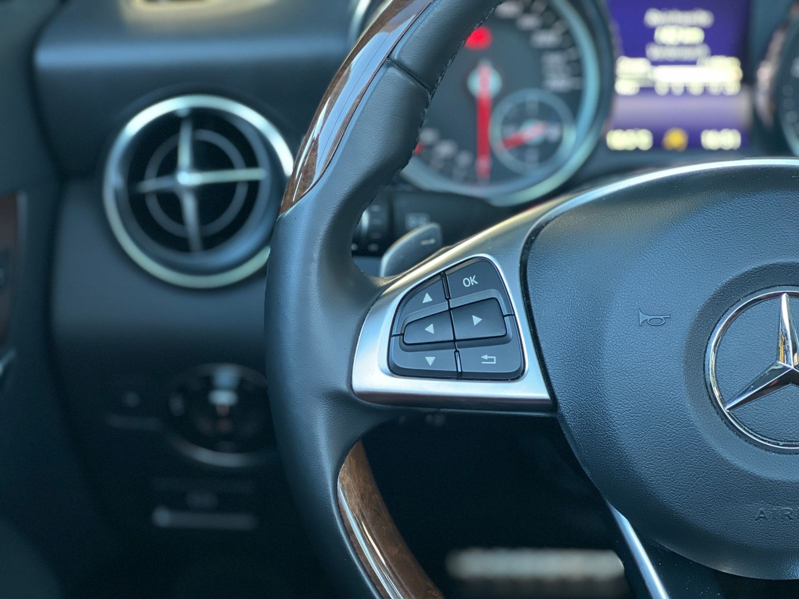 Fahrzeugabbildung Mercedes-Benz SLC 200 LED LEDER NAV SHZ PDC 18"