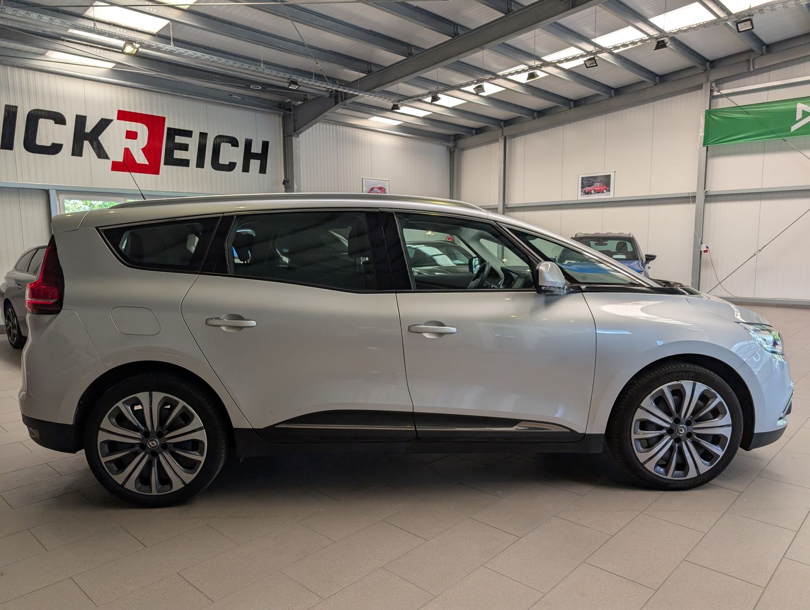 Fahrzeugabbildung Renault Grand Scenic 1.7 BLUE dCiFamily-Paket PDC v/h