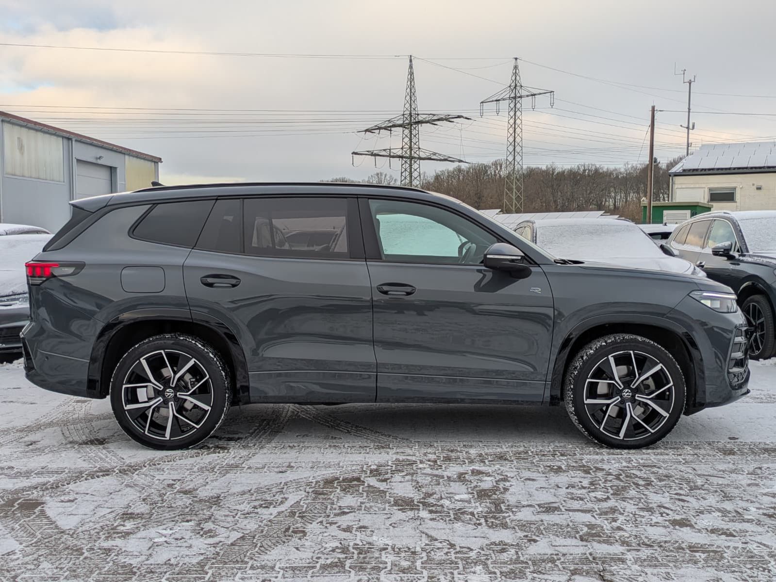 Fahrzeugabbildung Volkswagen Tayron 2.0 TDI 4M R-Line BLACK*7Si*MATRIX*PANO