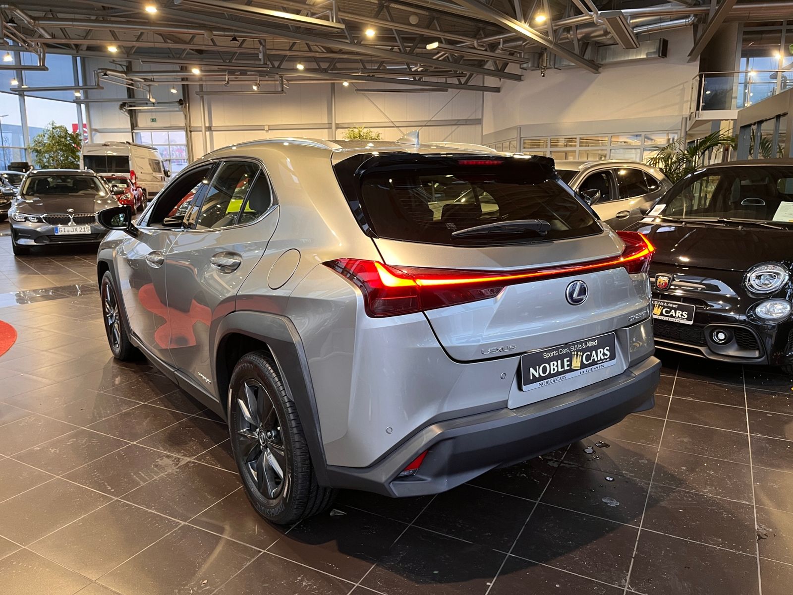 Fahrzeugabbildung Lexus UX 250h Launch Edition LED NAV SHZ PDC RFK 17"
