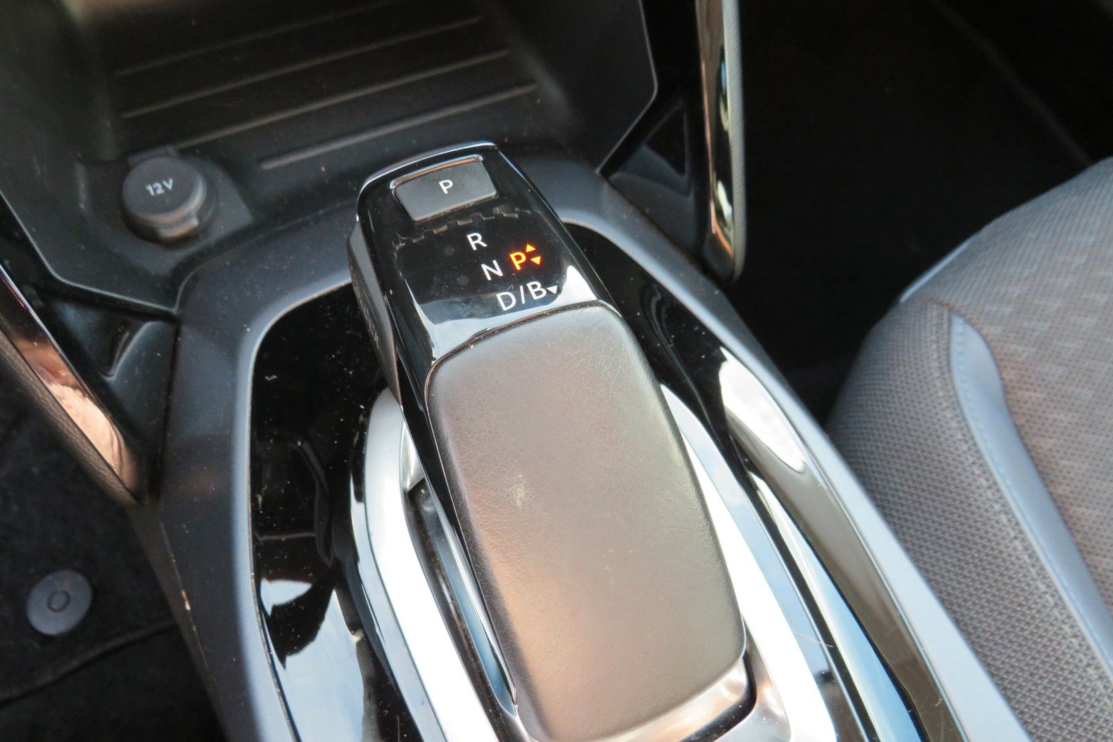 Fahrzeugabbildung Peugeot 2008 e- ALLURE NAVI APP LED SITZH. KAMERA PDC