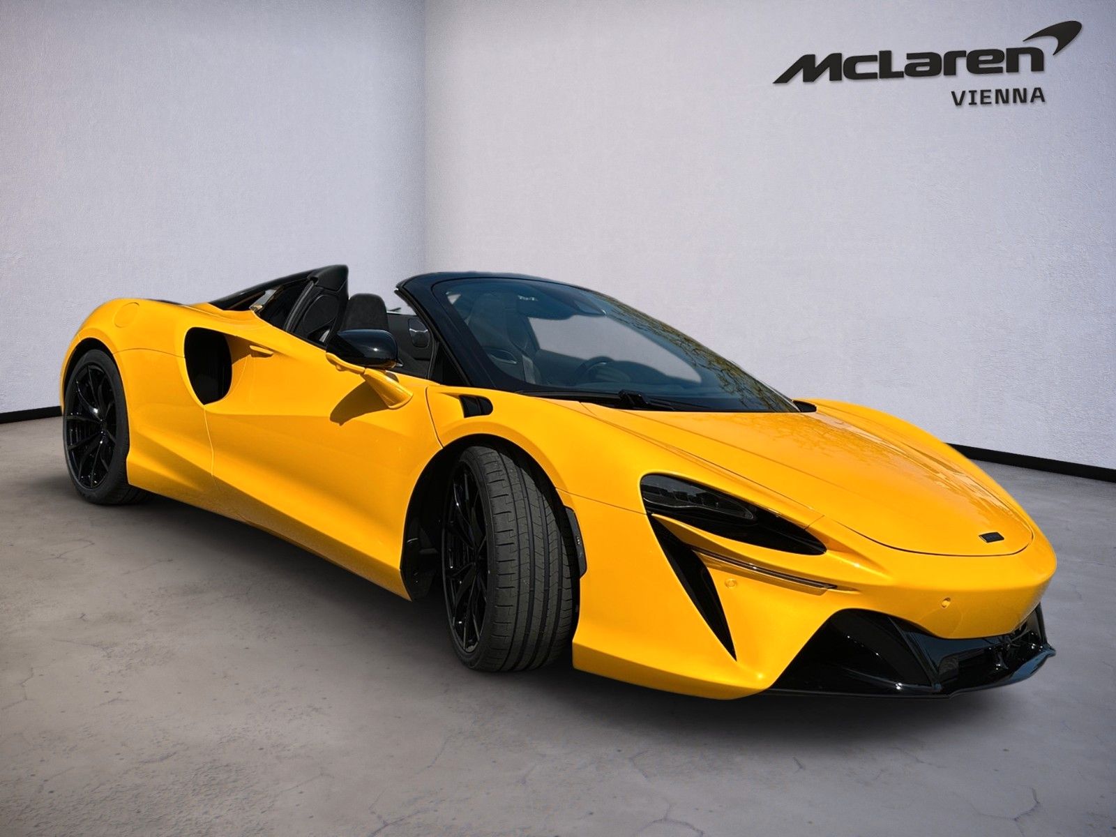 McLaren Artura Spider / MSO Volcano Yellow / B&W / BLISS imagem 2