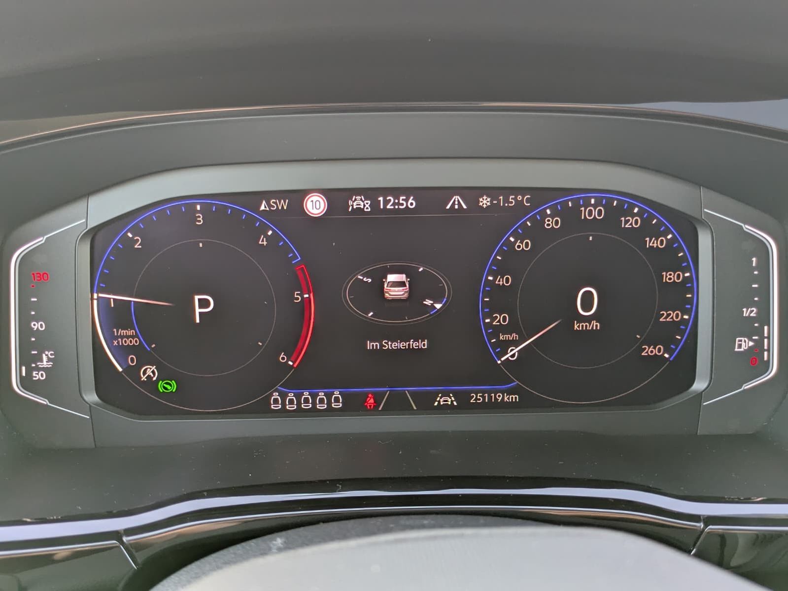 Fahrzeugabbildung Volkswagen Touran 2.0 DSG R-Line High BLACK Pano 7Si IQ AHK