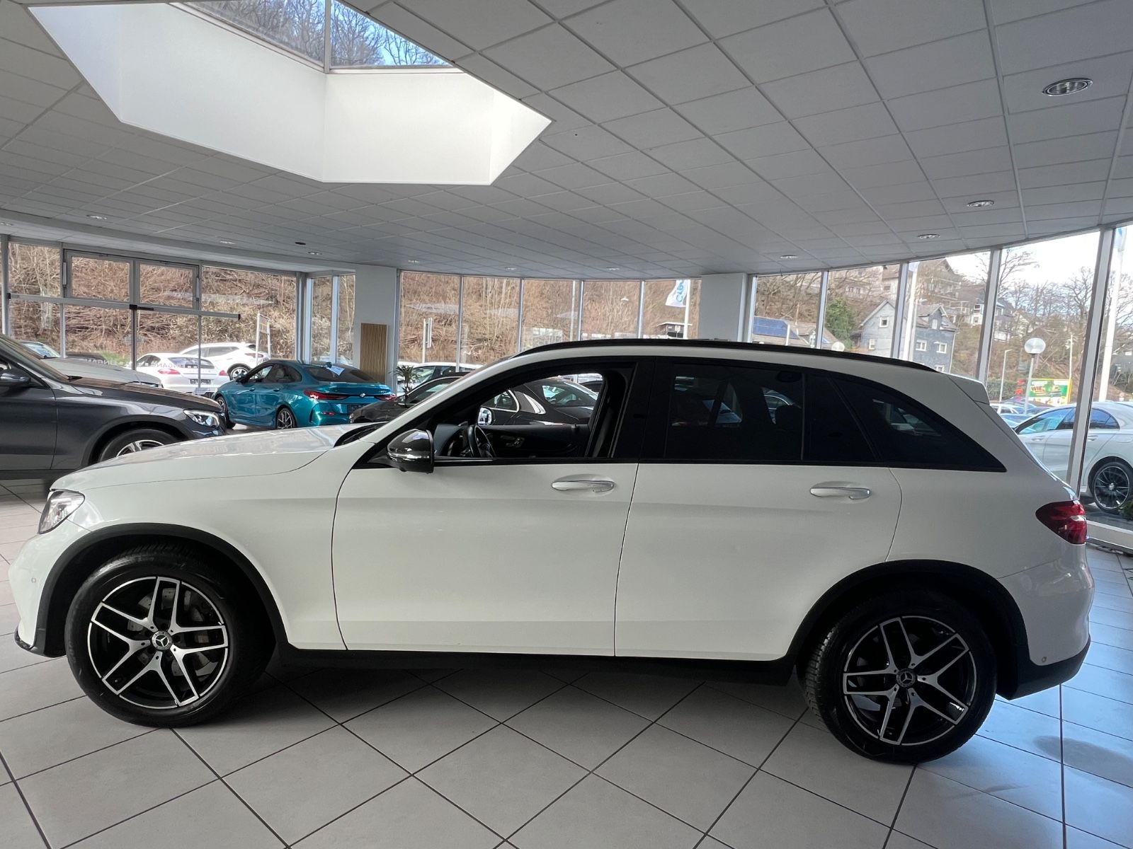 Fahrzeugabbildung Mercedes-Benz GLC 350 d 4Matic AMG LINE *PANORAMADACH*