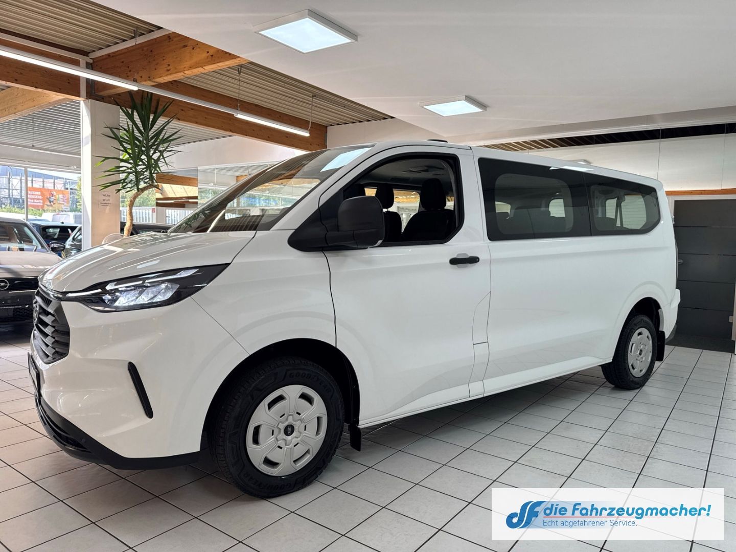 Fahrzeugabbildung Ford Transit Custom Kombi 320 L2 FWD Trend Navi LED K