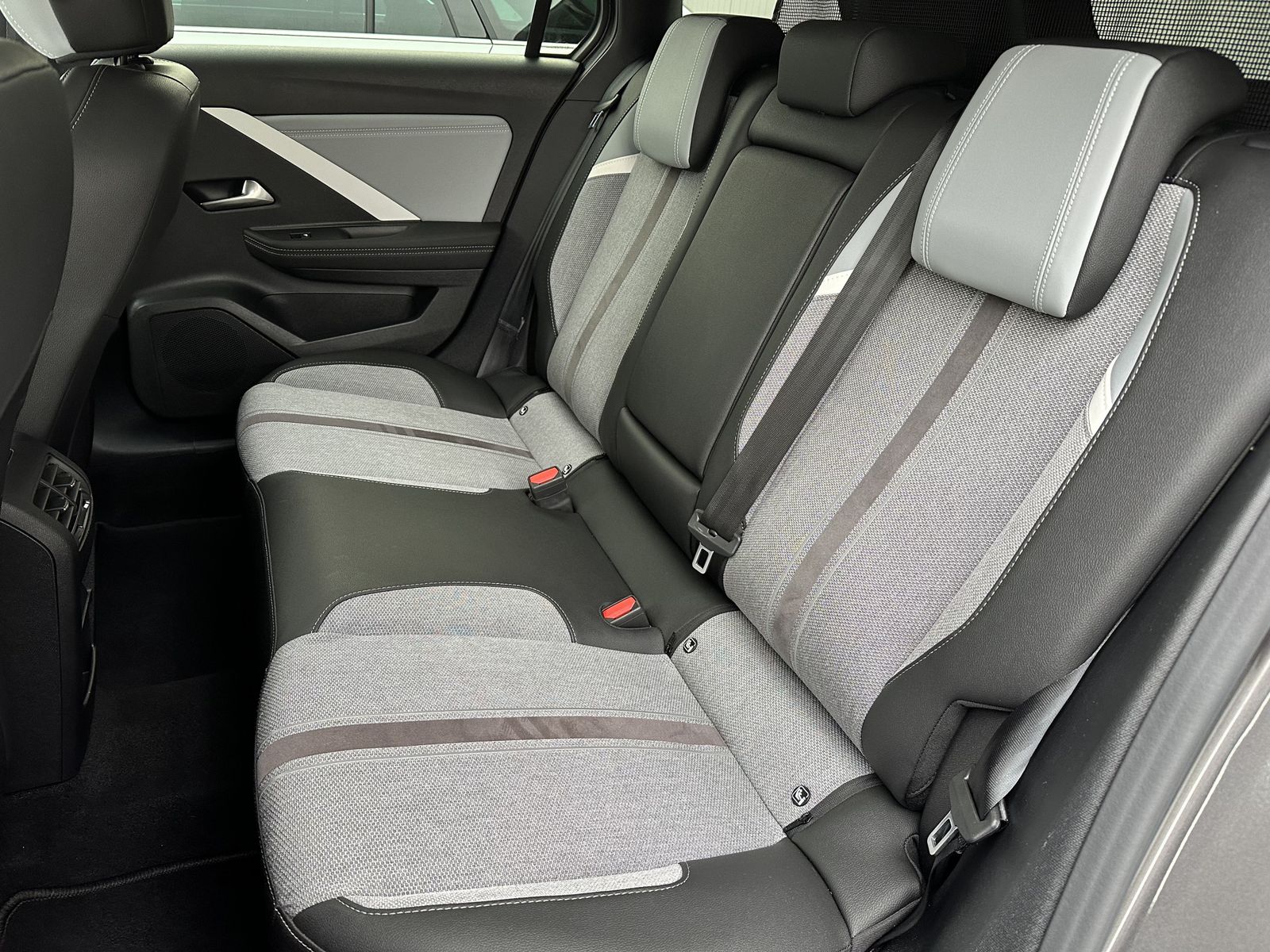 Fahrzeugabbildung Opel Astra SpT 1.5 D Aut. Elegance NAV+LED+KAM+WIDE