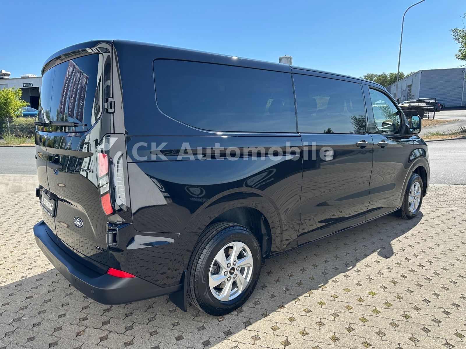 Fahrzeugabbildung Ford Transit Custom Kombi 320 L2 AWD Trend/9 Sitze