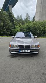BMW 750i A - - silberne BMW 750