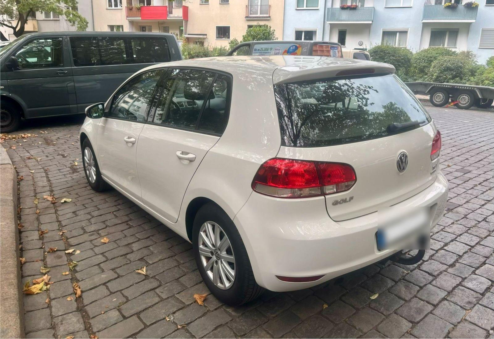 Volkswagen Golf 2012 — interior