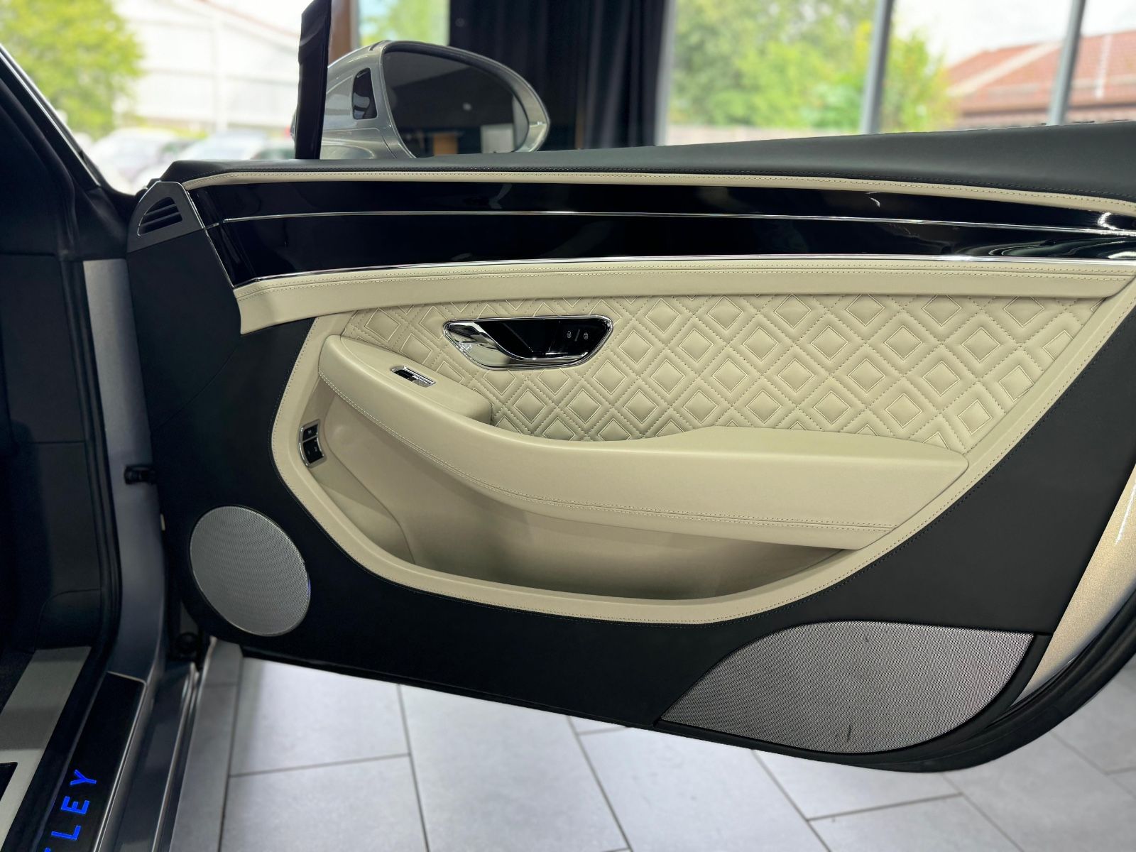 Fahrzeugabbildung Bentley Continental GT 6.0 W12 4WD AKRAPOVIC MASSAGE
