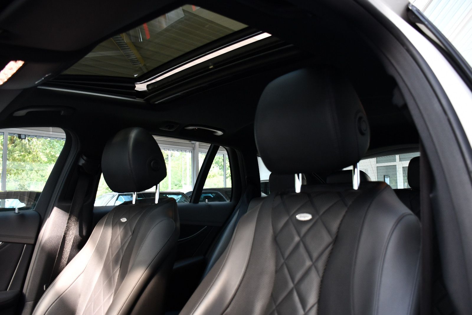 Mercedes-Benz E220d Designo AMG-Line Distronic 360° Ahk 1.Hand foto 13