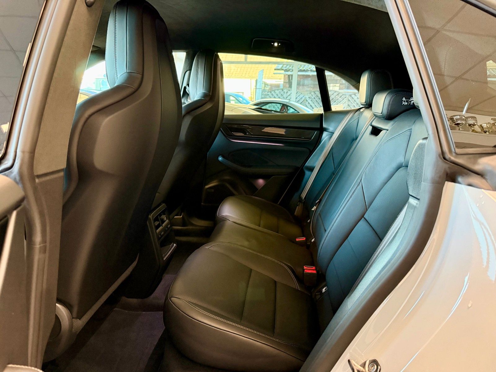 Fahrzeugabbildung Porsche Macan Turbo InnoDrive/OffroadDesign/SCP/Keyless