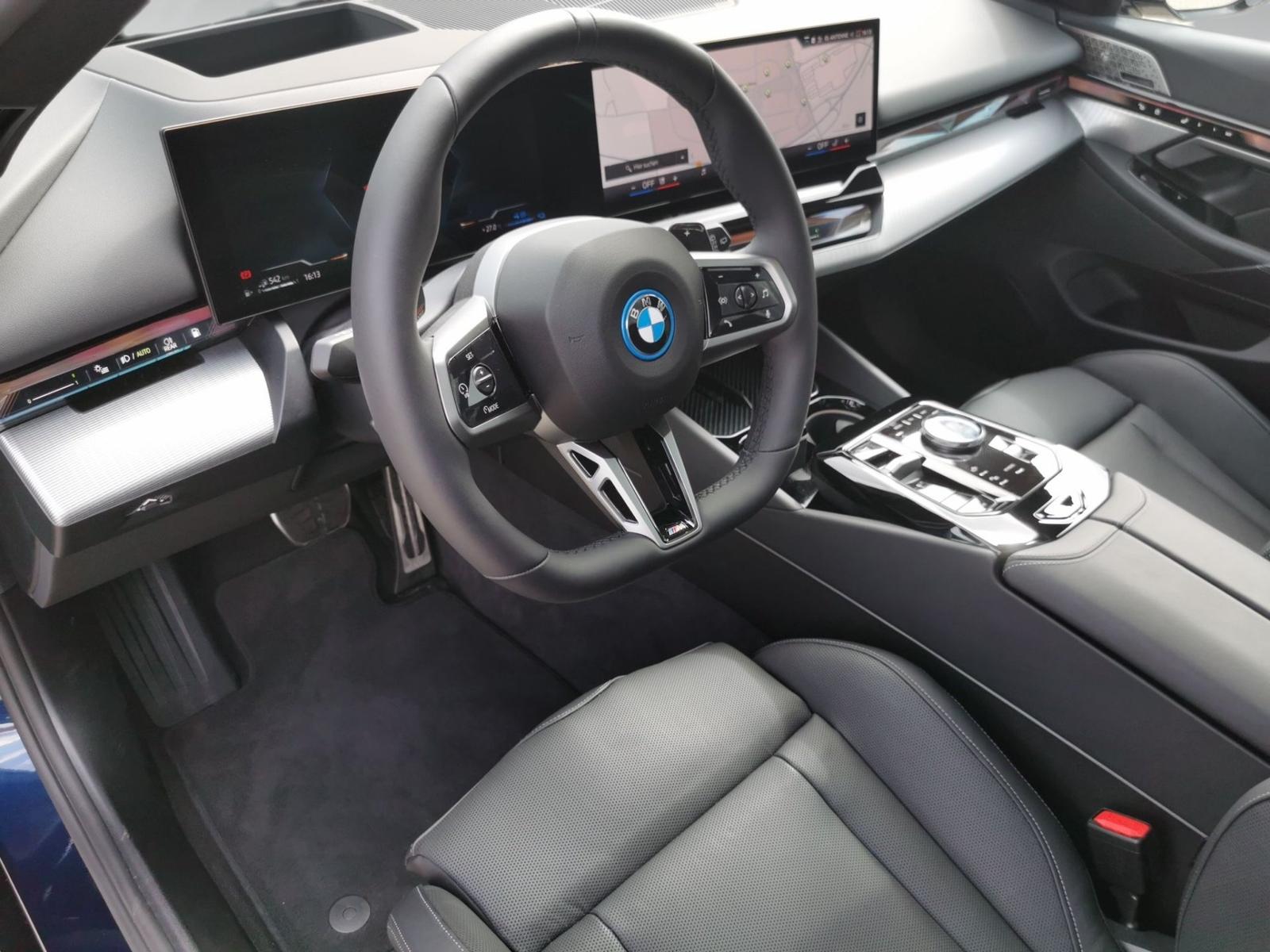 BMW 530e xDrive Touring M SPORT INDIVI TANSANITBLAU