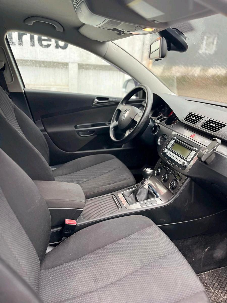 Volkswagen  2008 — interior
