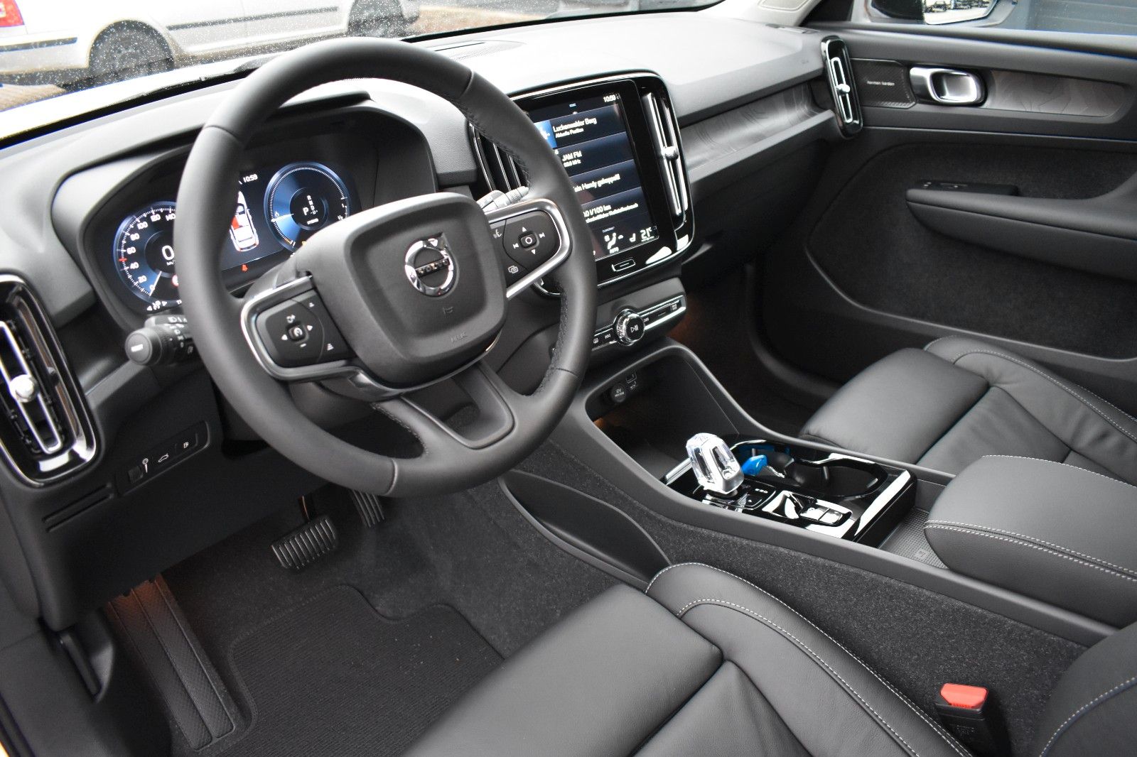 Fahrzeugabbildung Volvo XC40 T5 Recharge 2WD Plus Dark*RFK*H&K*ACC