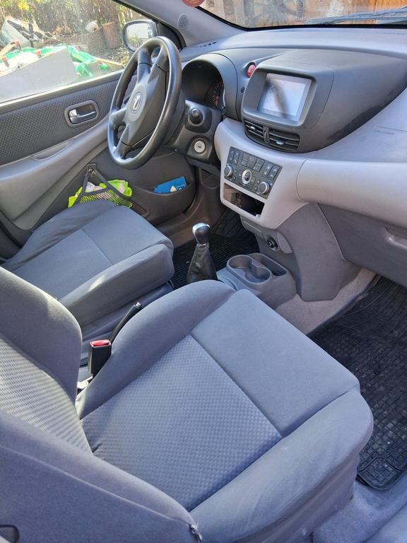Nissan Almera Tino