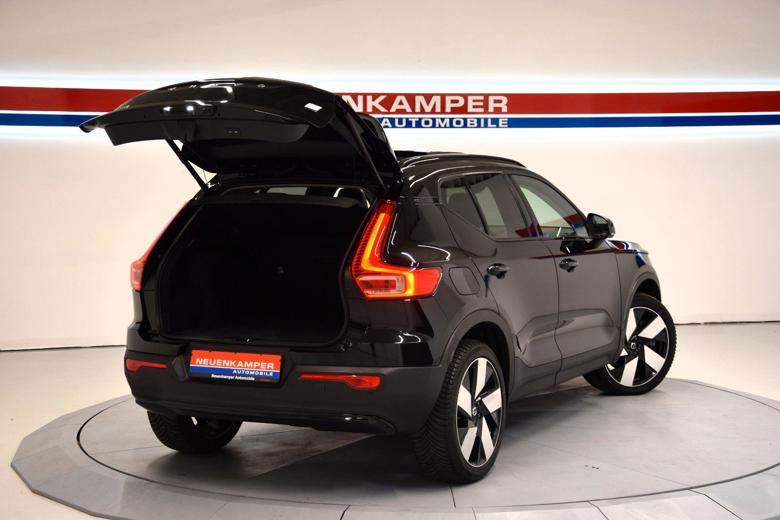 Fahrzeugabbildung Volvo XC40 Ultimate Dark Recharge Plug-In Hybr. Panor.