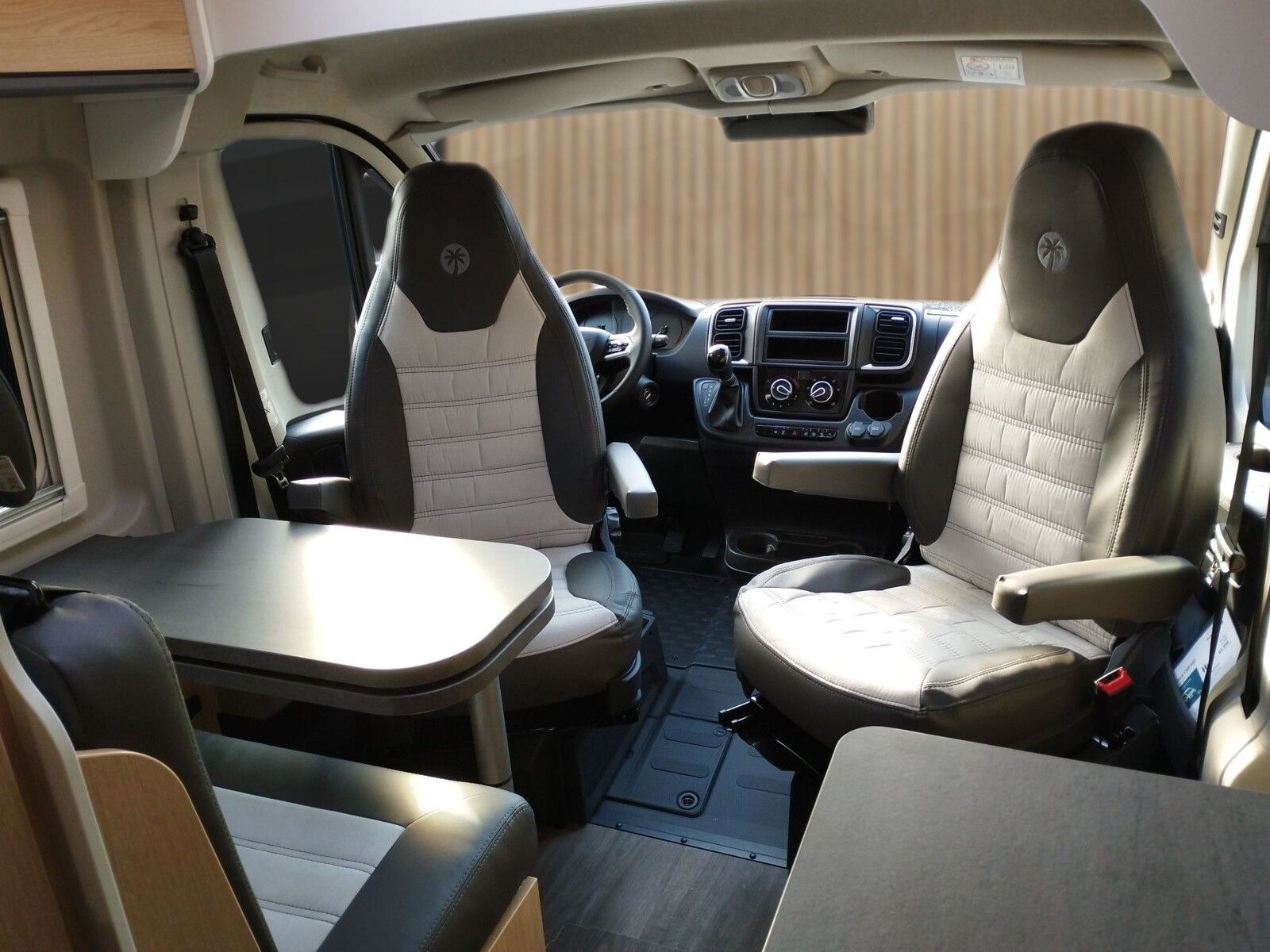 Fahrzeugabbildung Sunlight Adventure Cliff 602 Automatik, Dörr Edition, LTE