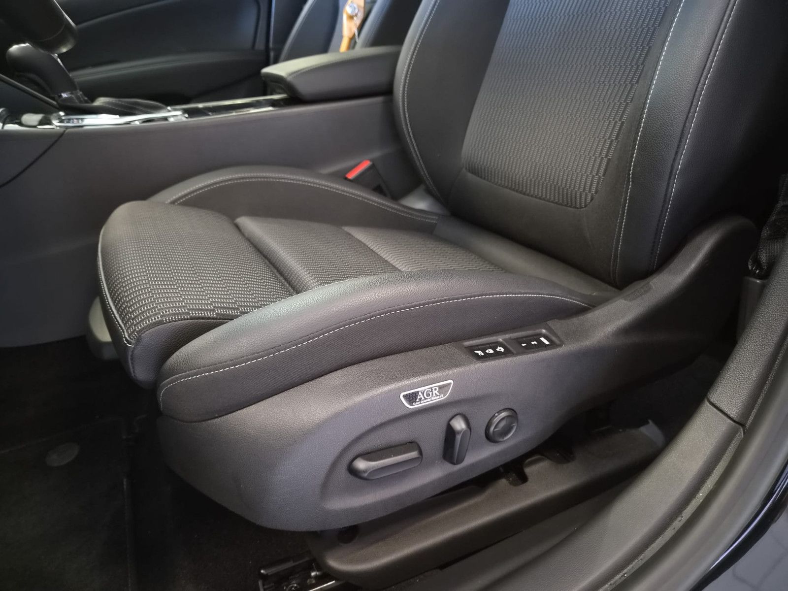 Fahrzeugabbildung Opel Insignia B Sports Tourer Elegance / ERGOSITZ /