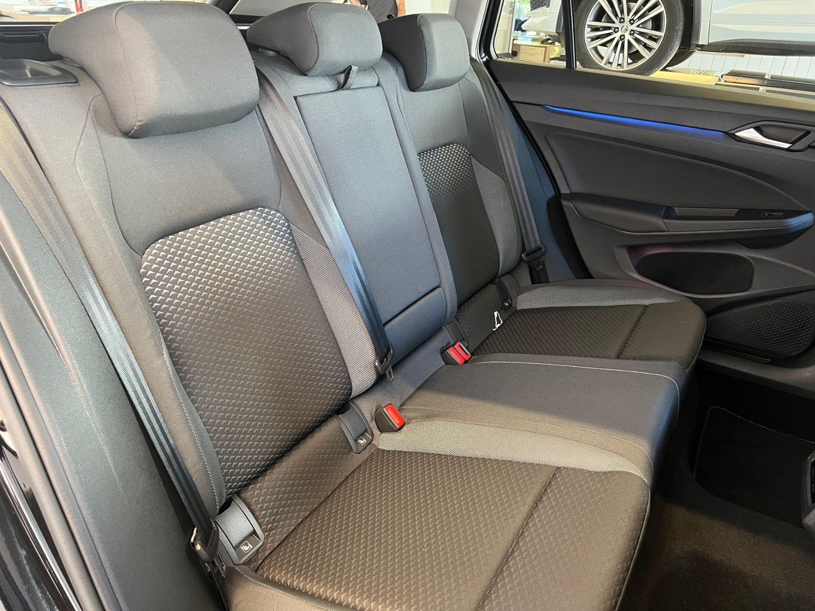 Fahrzeugabbildung Volkswagen Golf VIII Variant ACTIVE 1.5 eTSI DSG *AHK, LED,