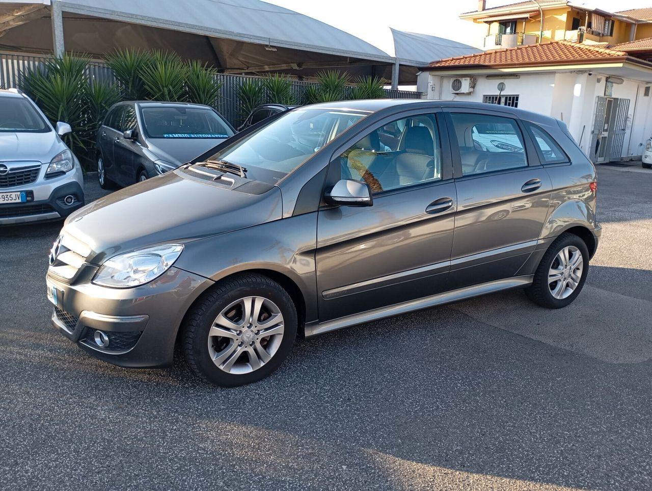 Mercedes-Benz B 180
