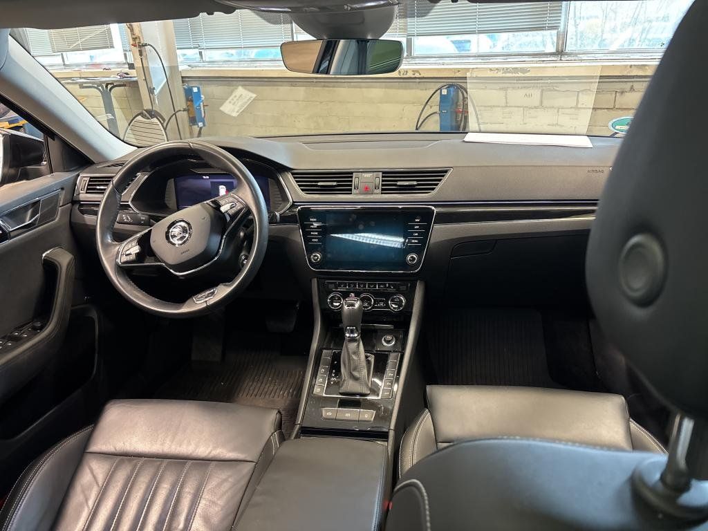 Fahrzeugabbildung SKODA Superb Combi 2.0 TSI L&K/KAMERA/PANO-DA/ACC/DCC/