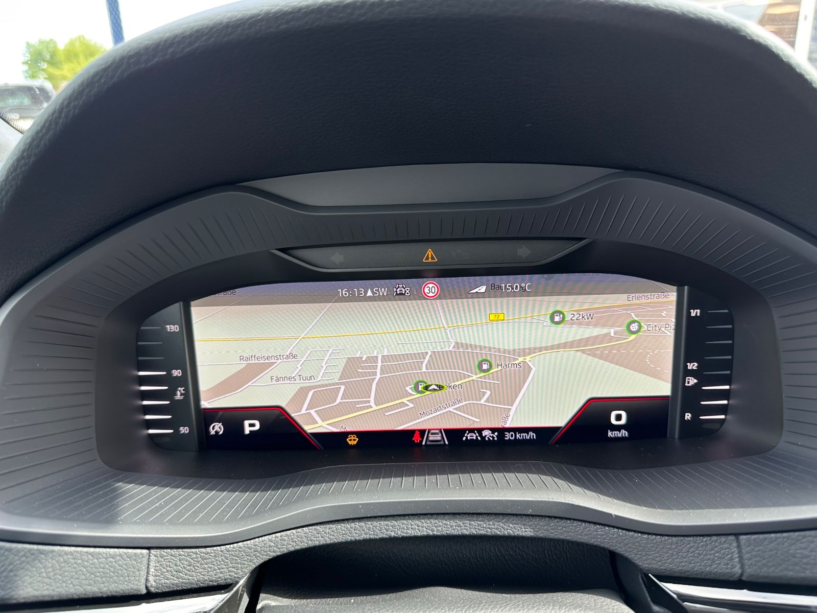 Fahrzeugabbildung SKODA Karoq Sportline 1.5 TSI DSG Matrix/AHK/Navi/ACC