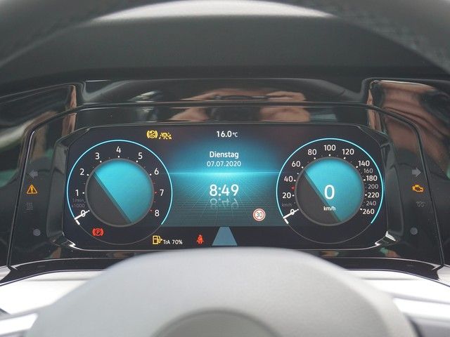 Fahrzeugabbildung Volkswagen Golf VIII TSI Life LED Navi AID ACC PDC SH LM