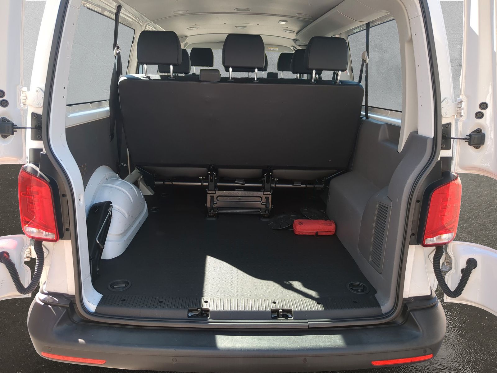 Fahrzeugabbildung Volkswagen T6.1 Kombi LR 2.0 TDI Klima PDC hinten