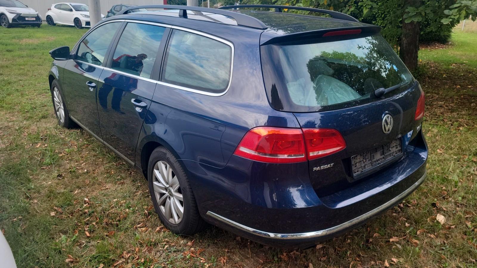 Volkswagen Passat 2011 — interior