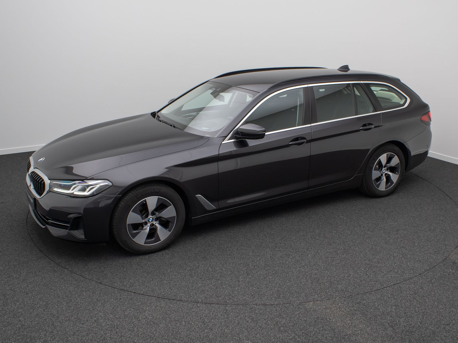 Fahrzeugabbildung BMW 520d xD  DAB Laser HUD Kamera AHK ALarm Komfort