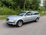 Volkswagen Passat Variant 1.9TDI*BEHINDERTENGERECHT*WEBASTO - Volkswagen Passat Variant aus 2001