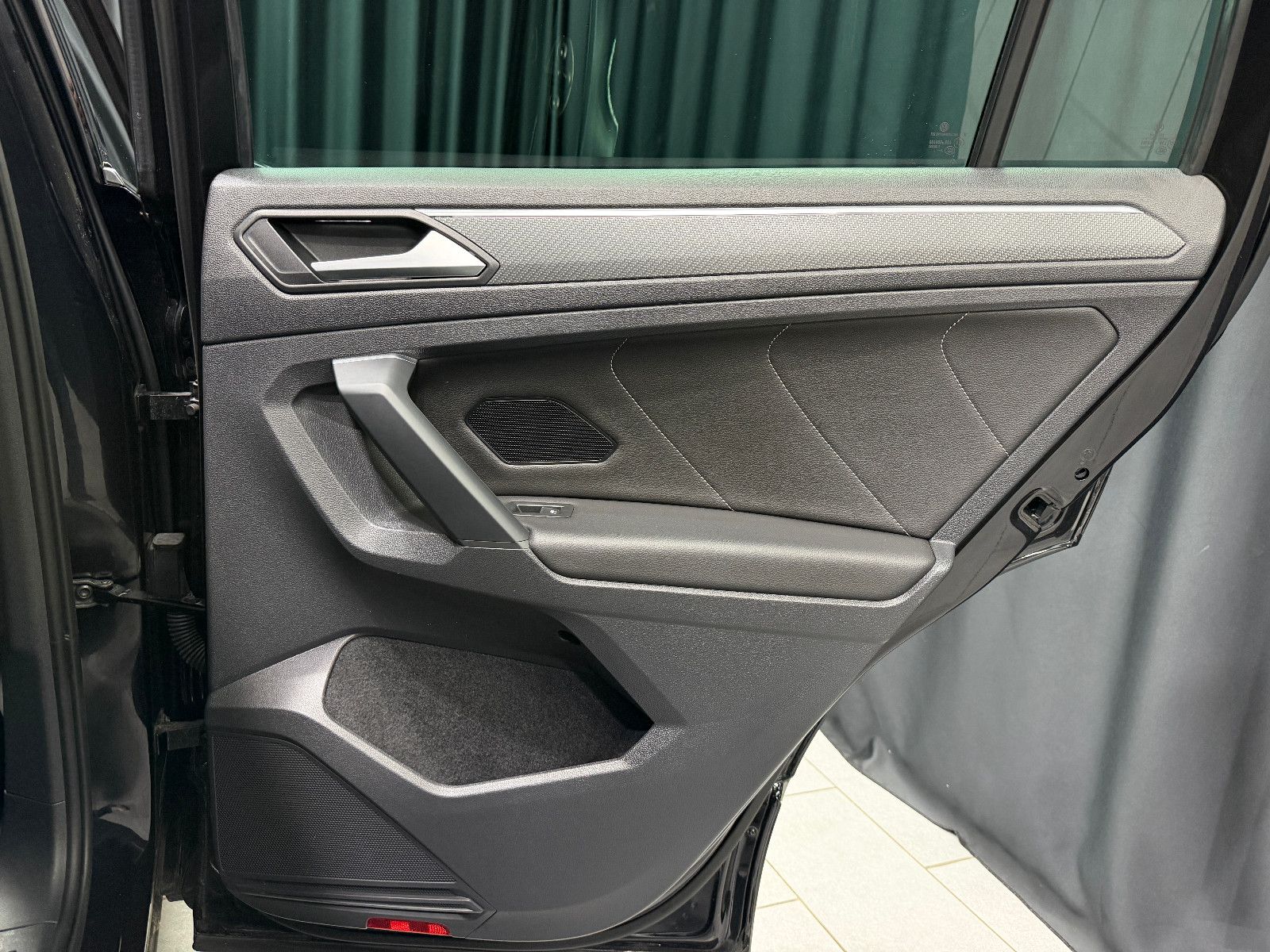 Fahrzeugabbildung Volkswagen Tiguan R-Line 4Motion|PANORAMA|360°-KAMERA|ACC