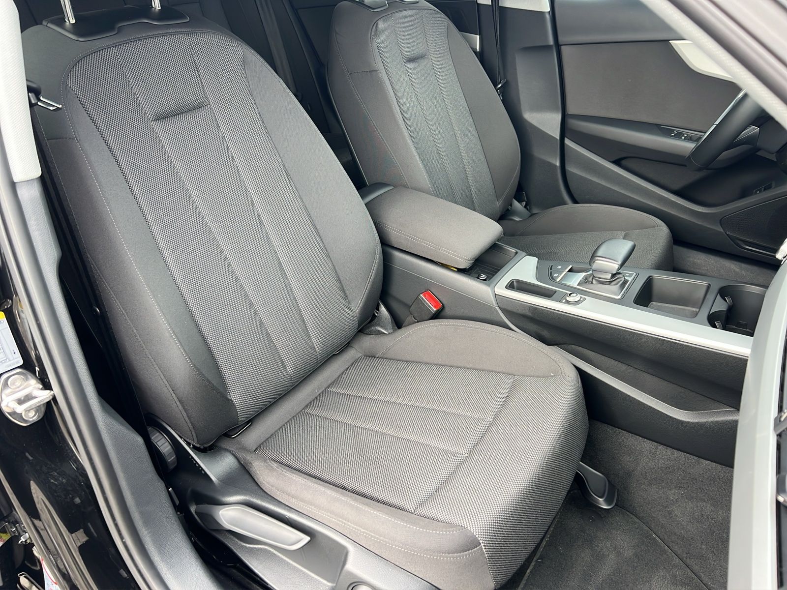 Fahrzeugabbildung Audi A4 Avant 35 TDI S-tronic AHK Navi ACC PDC SH