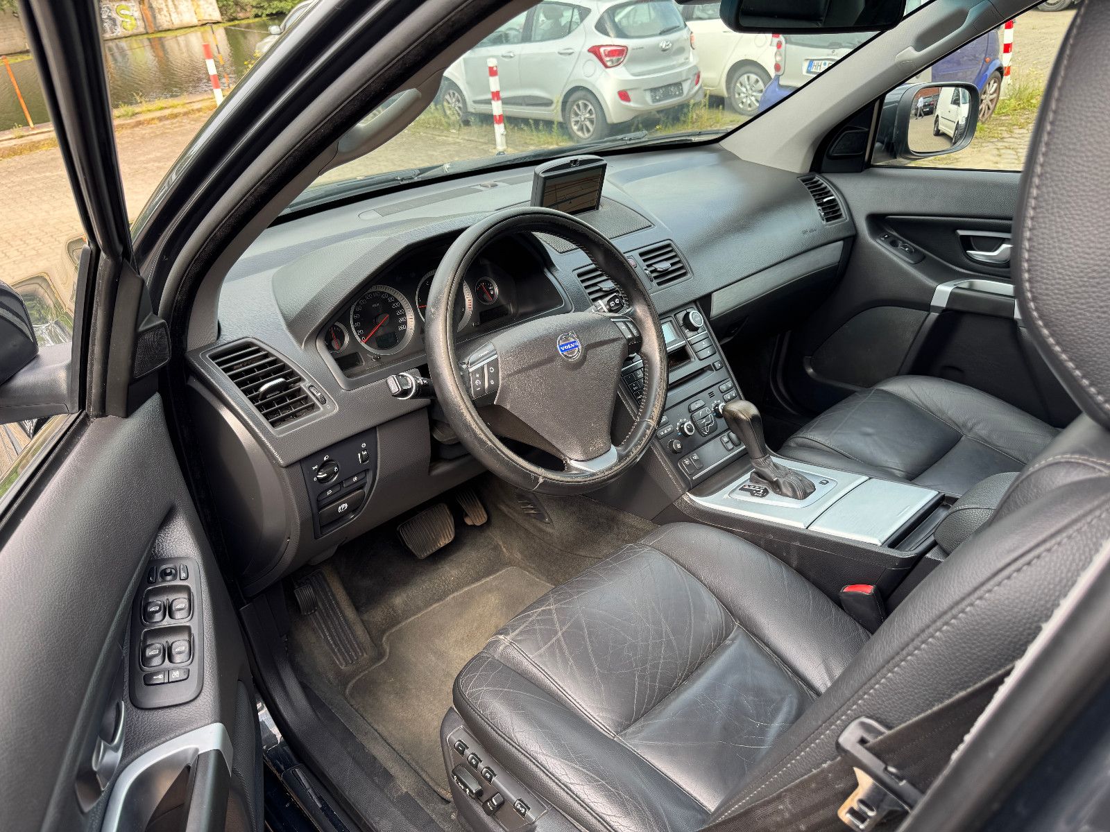 Fahrzeugabbildung Volvo XC90 2.4 D5 AWD GEARTRONIC 7-SITZER VOLL TÜV NEU